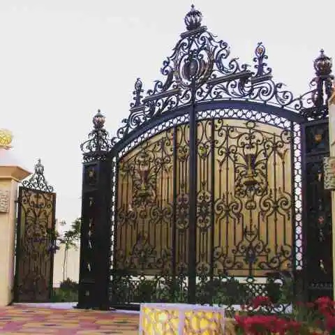 تفصيل وتركيب بوابات حديد مشغول وستيل لأسوار الفلل والحدائق